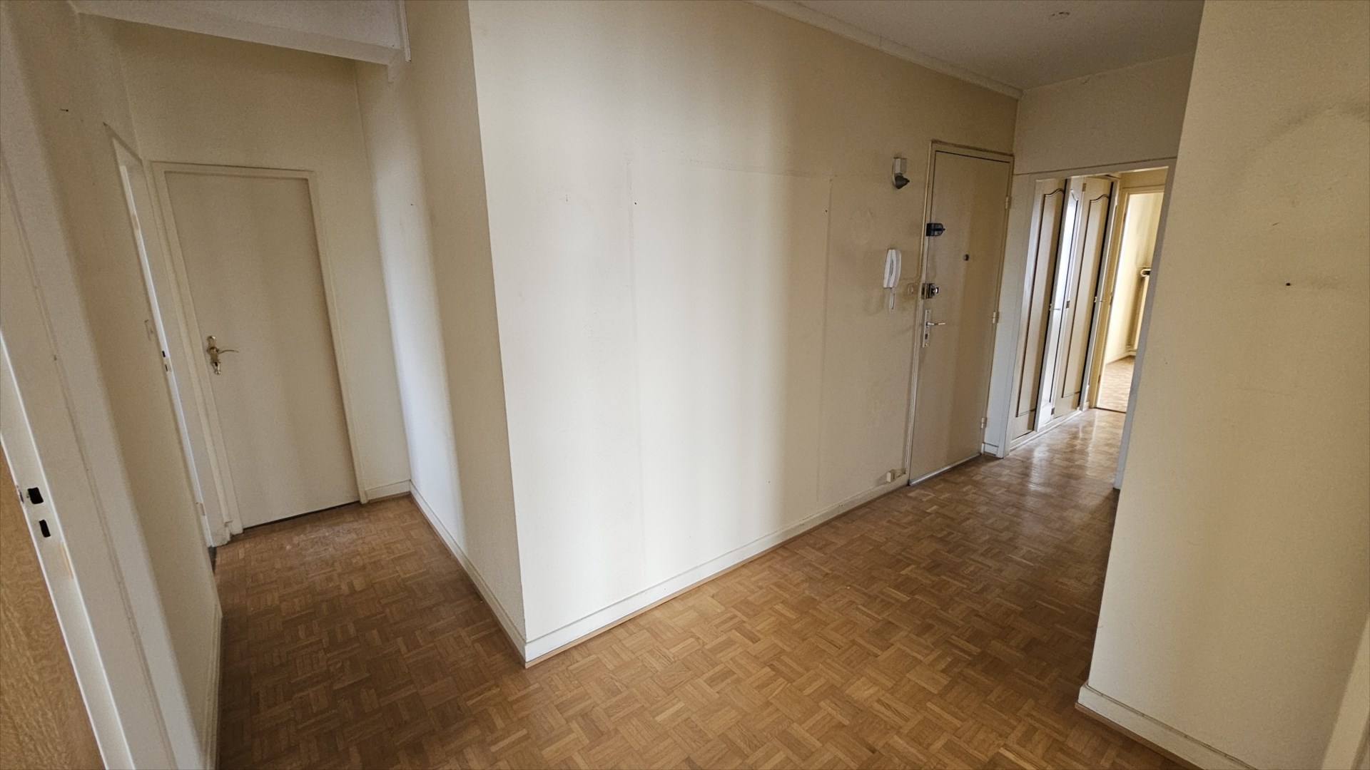 AU CENTRE – T5 TRAVERSANT AVEC BALCONS