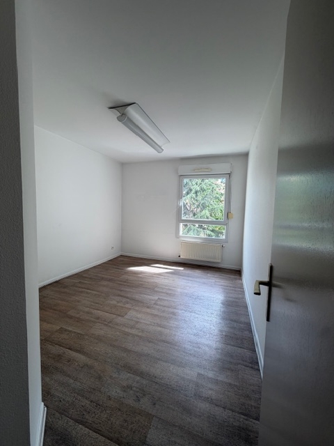Local 4 espaces de consultation/Appartement 3 pièces avec garage- COLMAR Centre