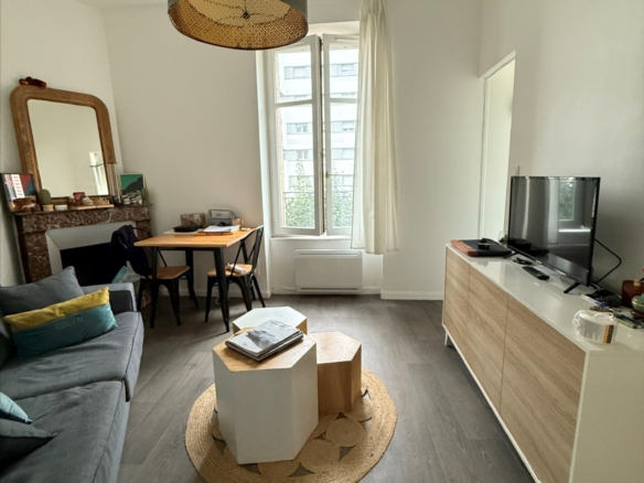 QUARTIER MON DESERT, à deux pas de la Gare 2 pièces meublé en très bon état