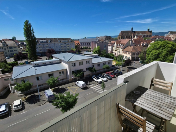 CENTRE – T3 TRAVERSANT AVEC BALCONS ET PARKING