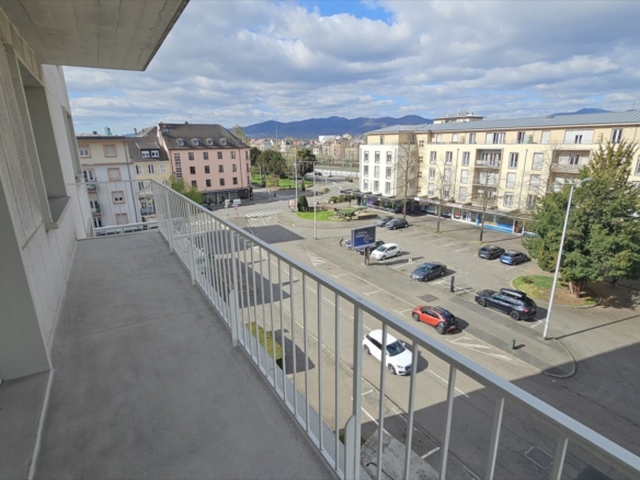 AU CENTRE – T5 TRAVERSANT AVEC BALCONS