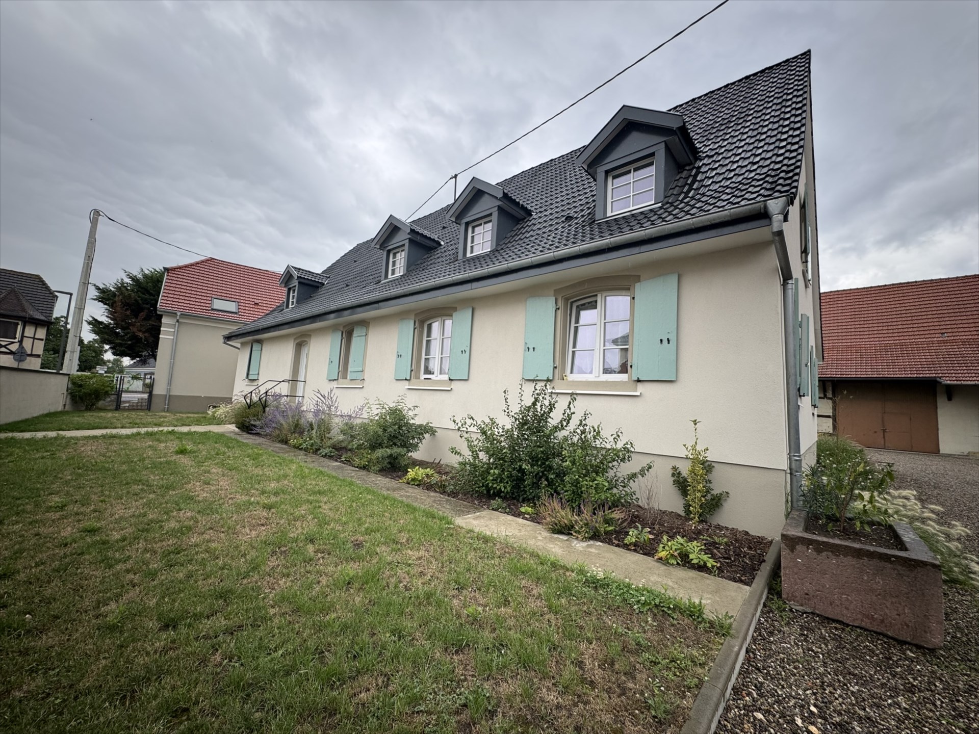 Charmant 2 pièces avec garage & cour commune – OBERENTZEN