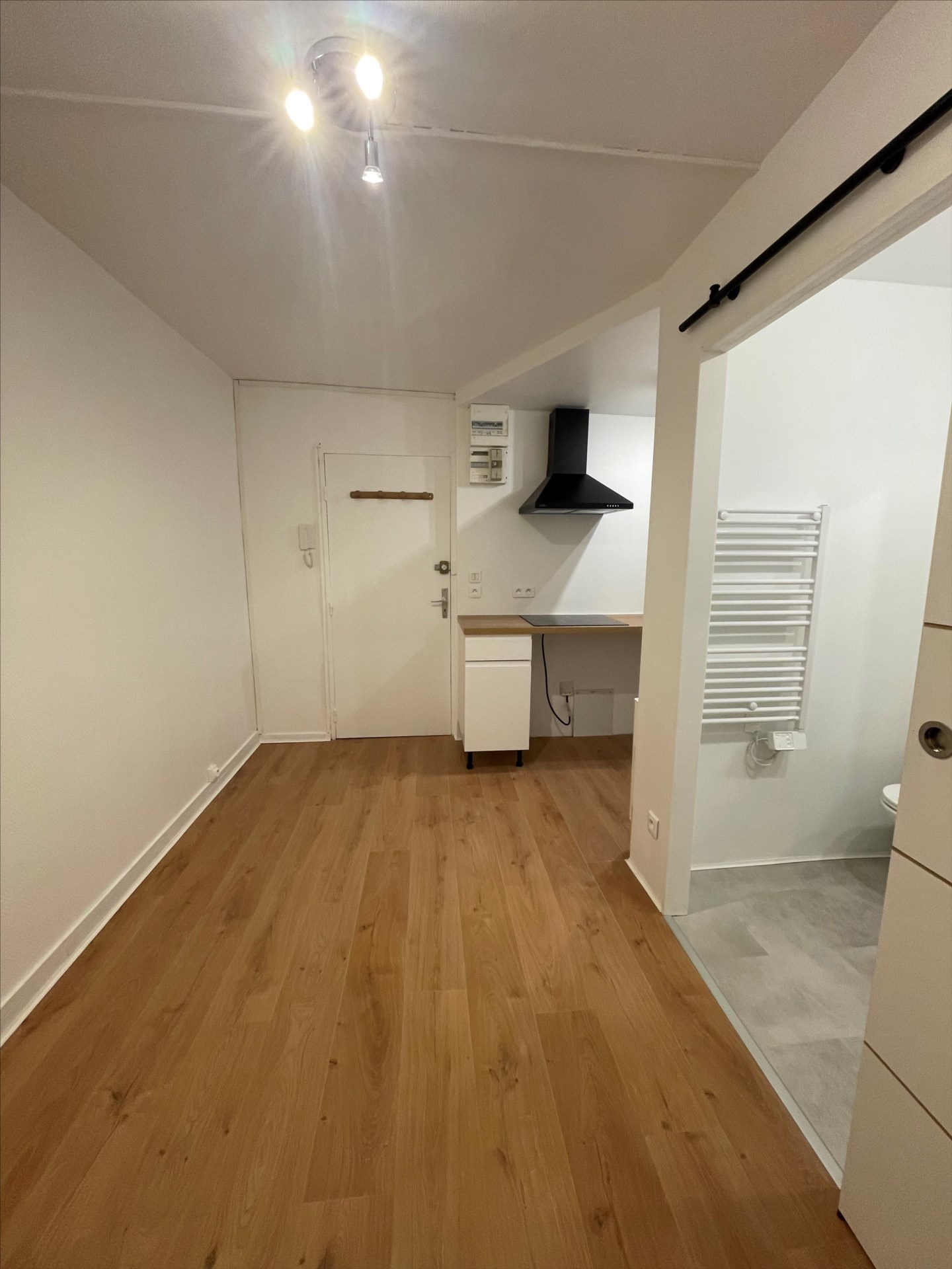 Secteur Charles III – studio rénové en second corps de bâtiment