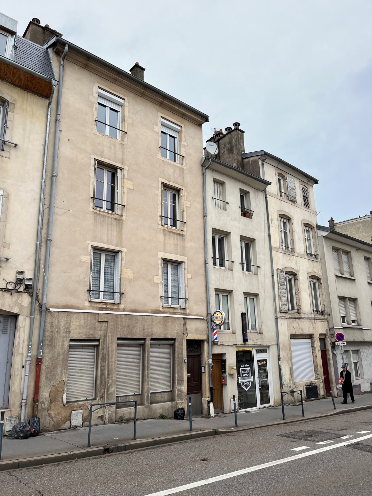 Secteur Charles III – studio rénové en second corps de bâtiment