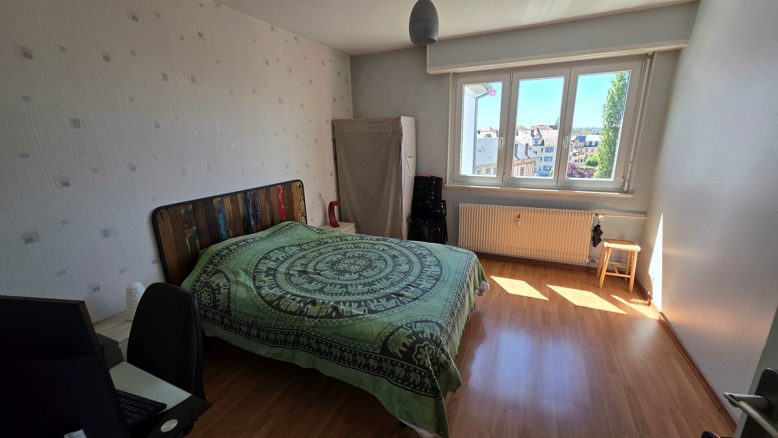 CENTRE – T3 TRAVERSANT AVEC BALCONS ET PARKING