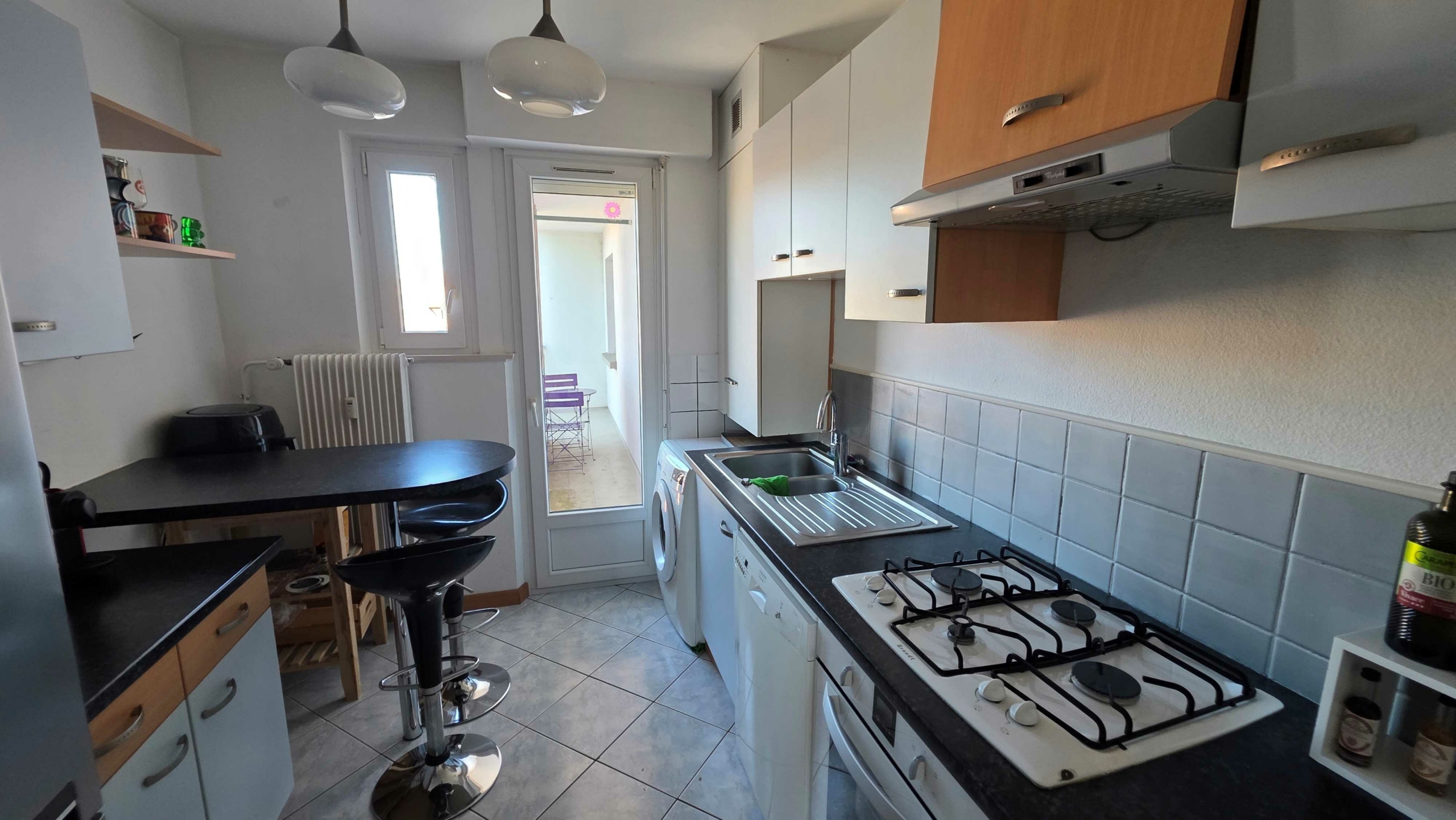 CENTRE – T3 TRAVERSANT AVEC BALCONS ET PARKING