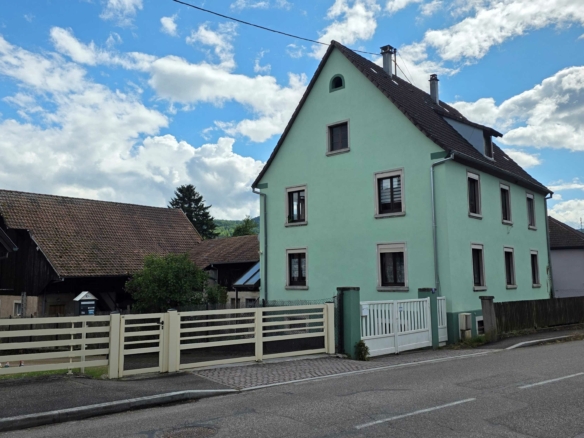 IMMEUBLE + GRANGE SUR 10 ARES