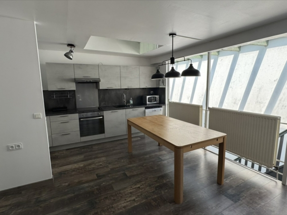 Maison 5 pièces mitoyenne au calme en second corps avec terrasse