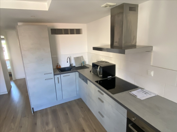 Duplex meublé en très bon état offrant de beaux volumes