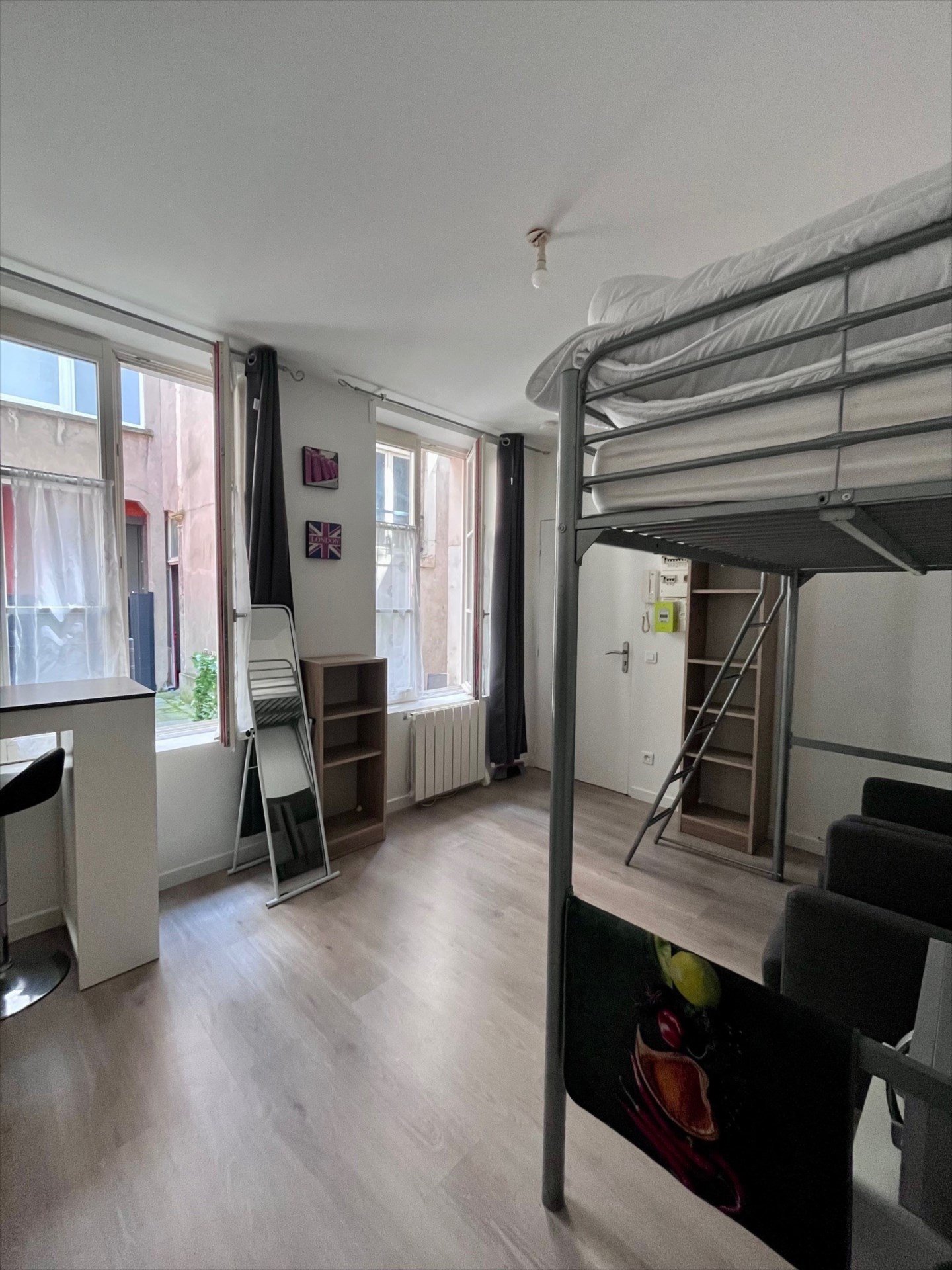 Studio meublé et rénové avec terrasse privative , au calme