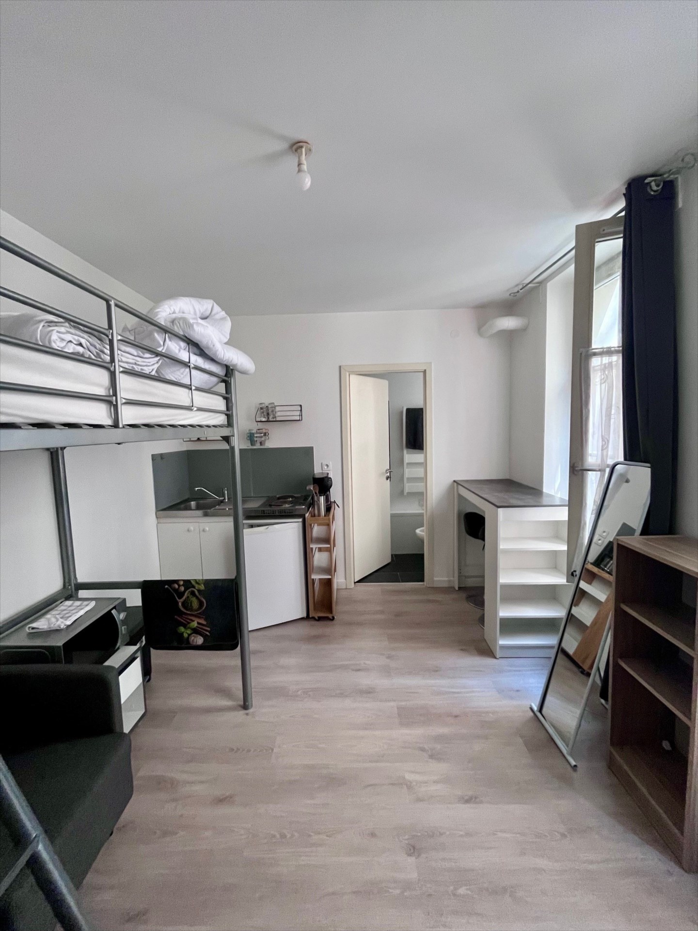Studio meublé et rénové avec terrasse privative , au calme