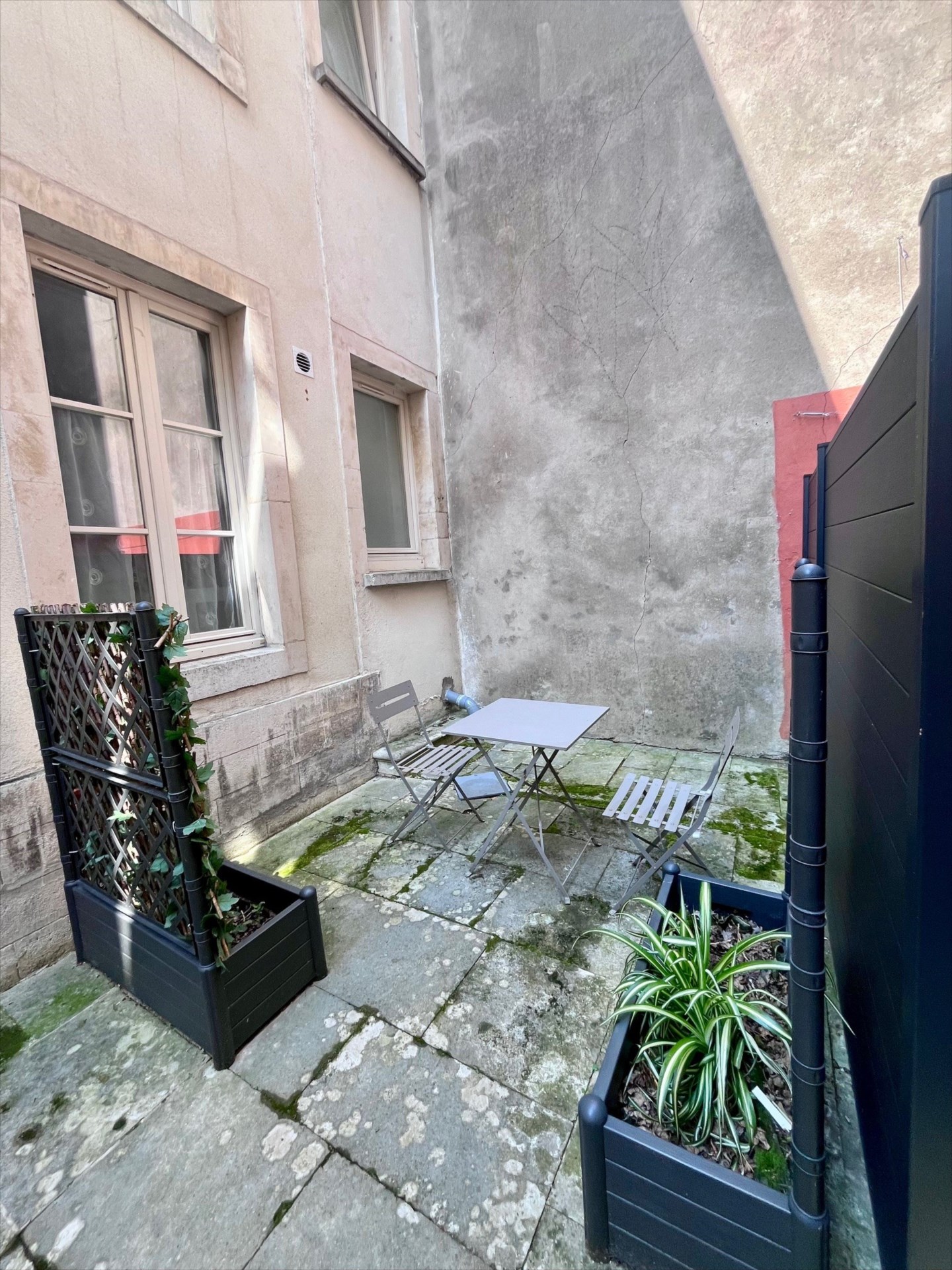 Studio meublé et rénové avec terrasse privative , au calme
