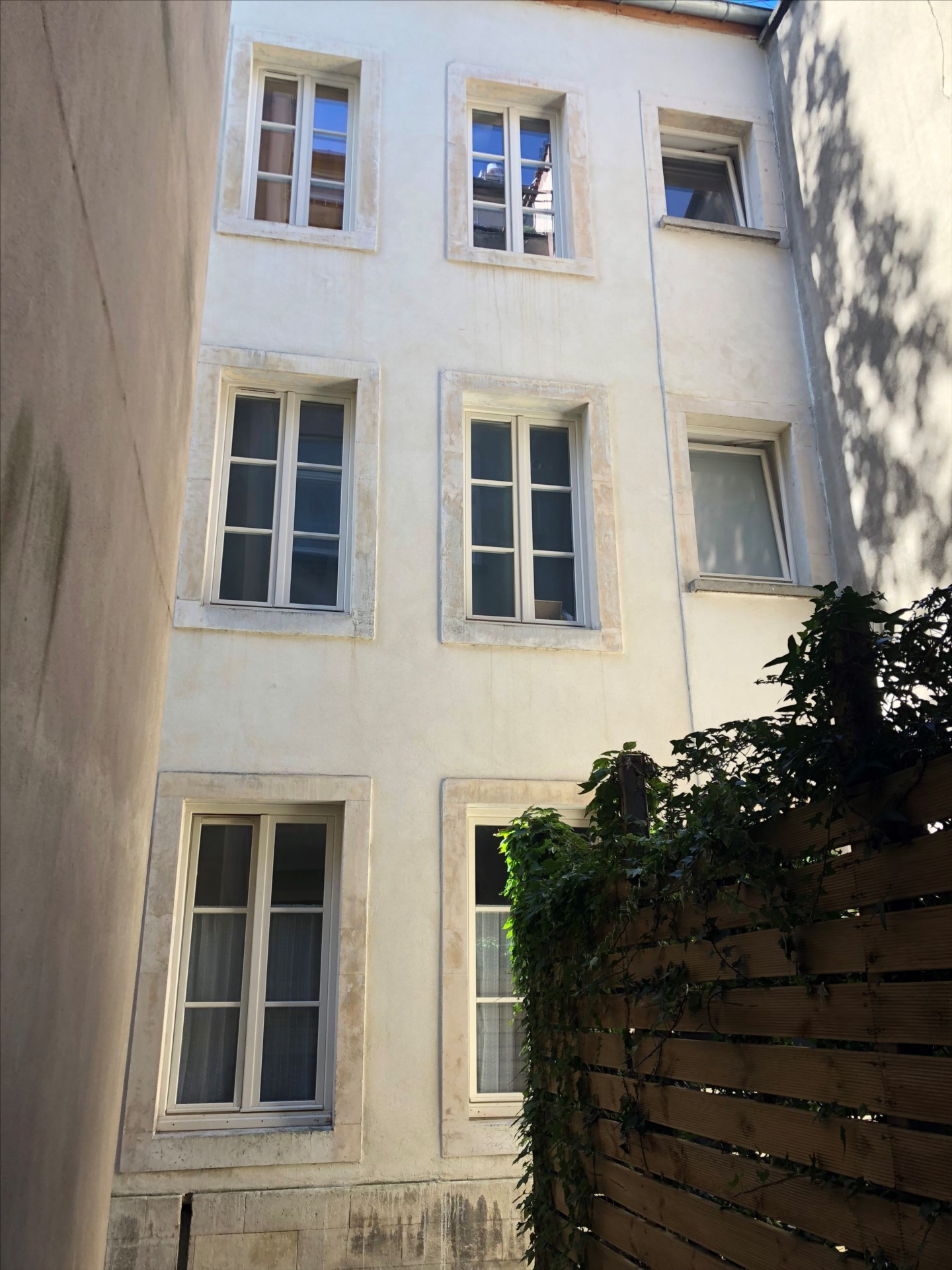 Studio meublé et rénové avec terrasse privative , au calme