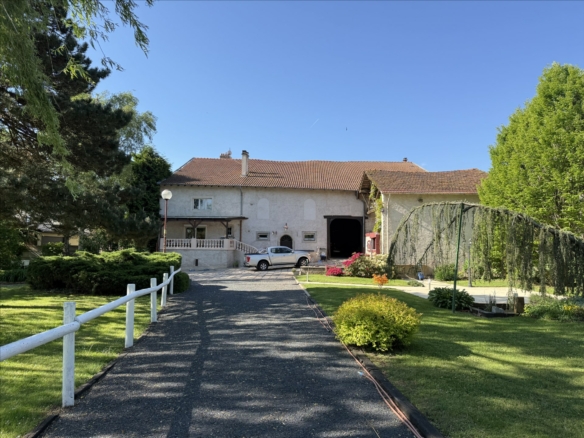MAISON DE VILLAGE de 300m² sur 8.5 hectares de terrain et dépendances