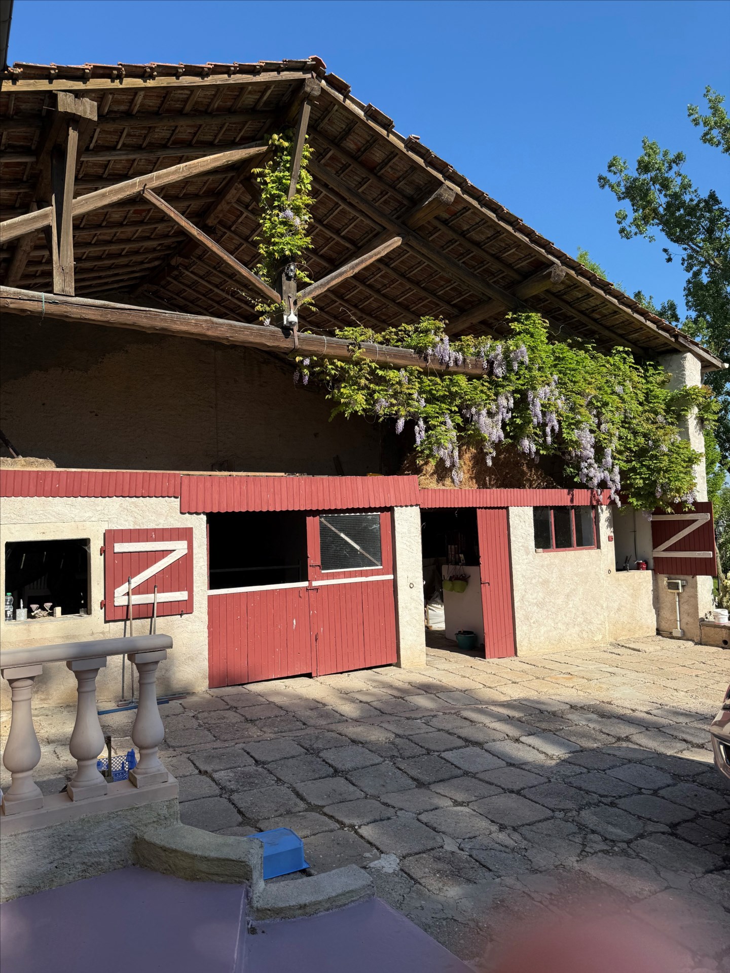 MAISON DE VILLAGE de 300m² sur 8.5 hectares de terrain et dépendances