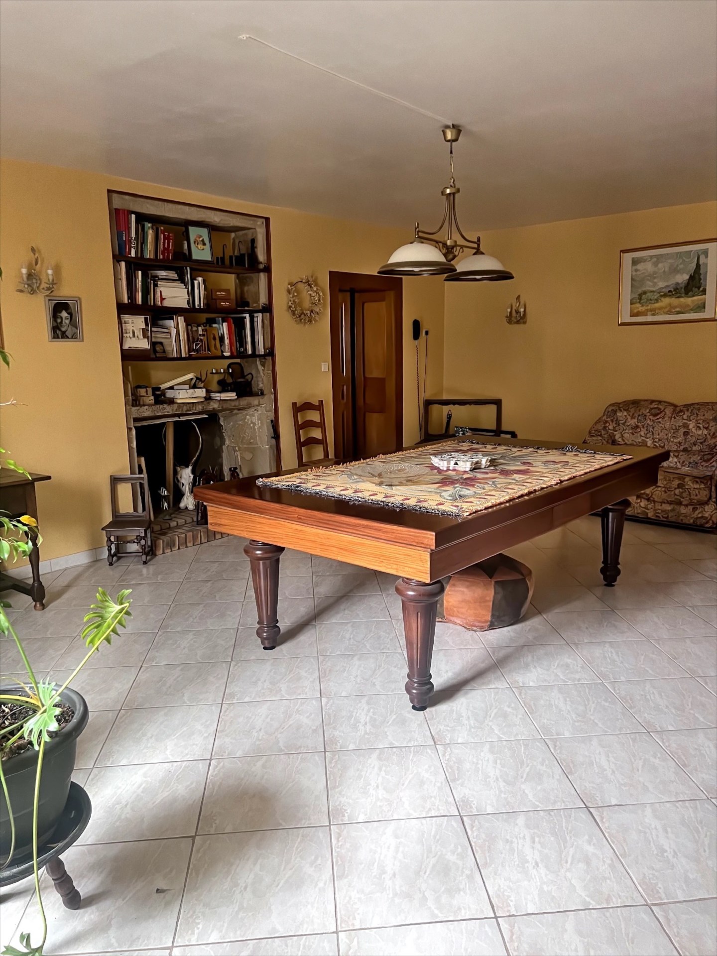 MAISON DE VILLAGE de 300m² sur 8.5 hectares de terrain et dépendances