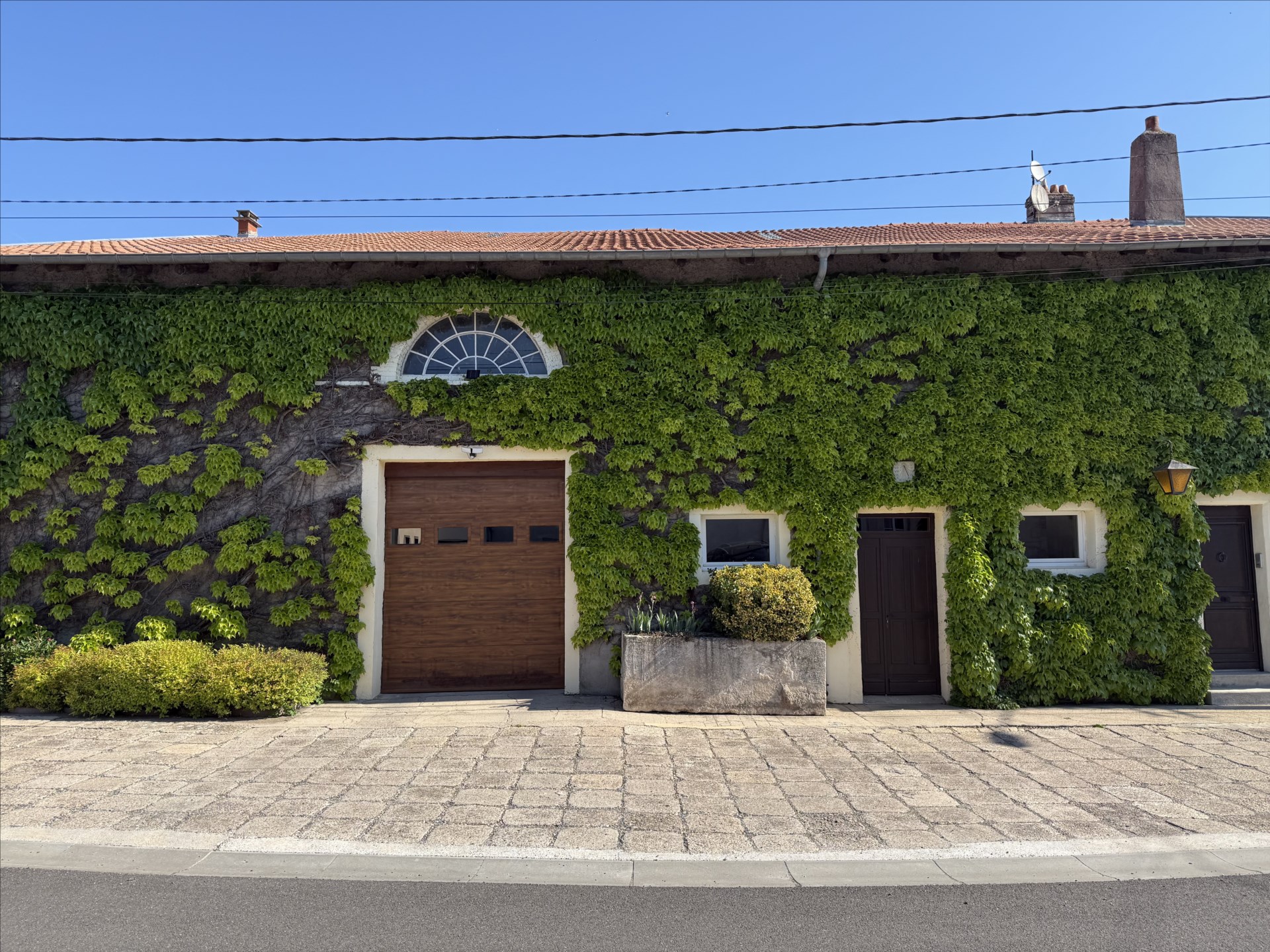 MAISON DE VILLAGE de 300m² sur 8.5 hectares de terrain et dépendances