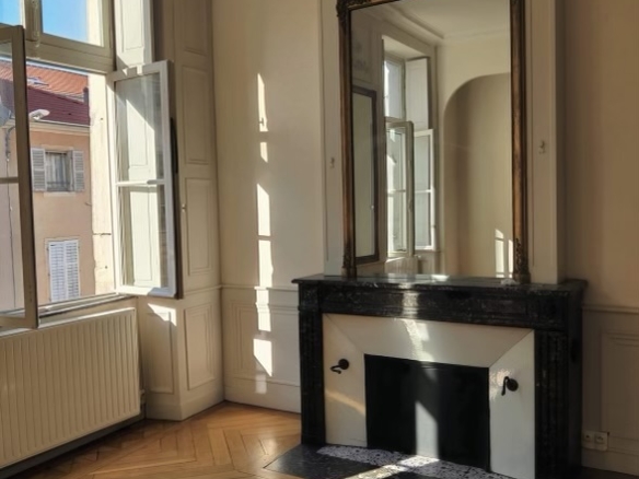 PLACE D’ALLIANCE A NANCY, T2 de 67m² de caractère en bon état