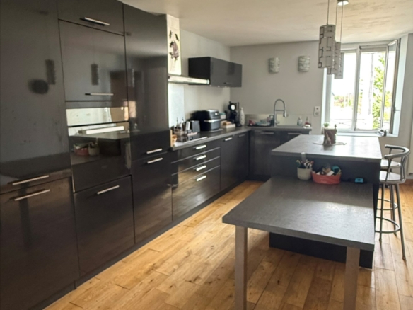 EN EXCLUSIVITE, MAISON DE VILLAGE DE 234m² en bon état avec terrasse