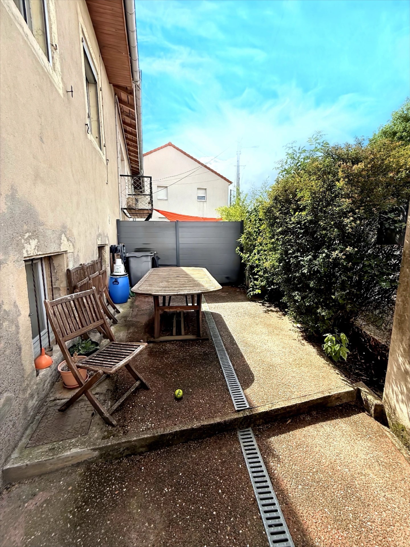 EN EXCLUSIVITE, MAISON DE VILLAGE DE 234m² en bon état avec terrasse