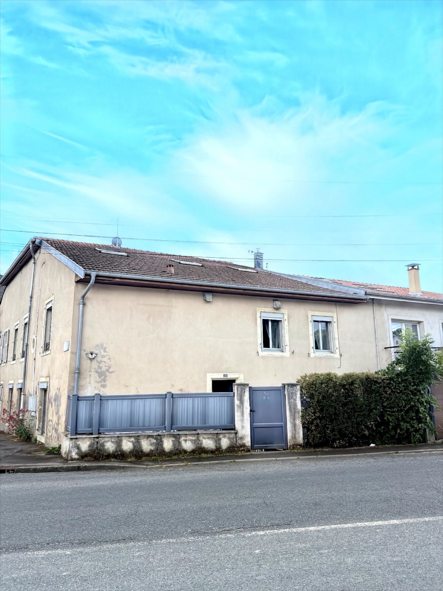 EN EXCLUSIVITE, MAISON DE VILLAGE DE 234m² en bon état avec terrasse
