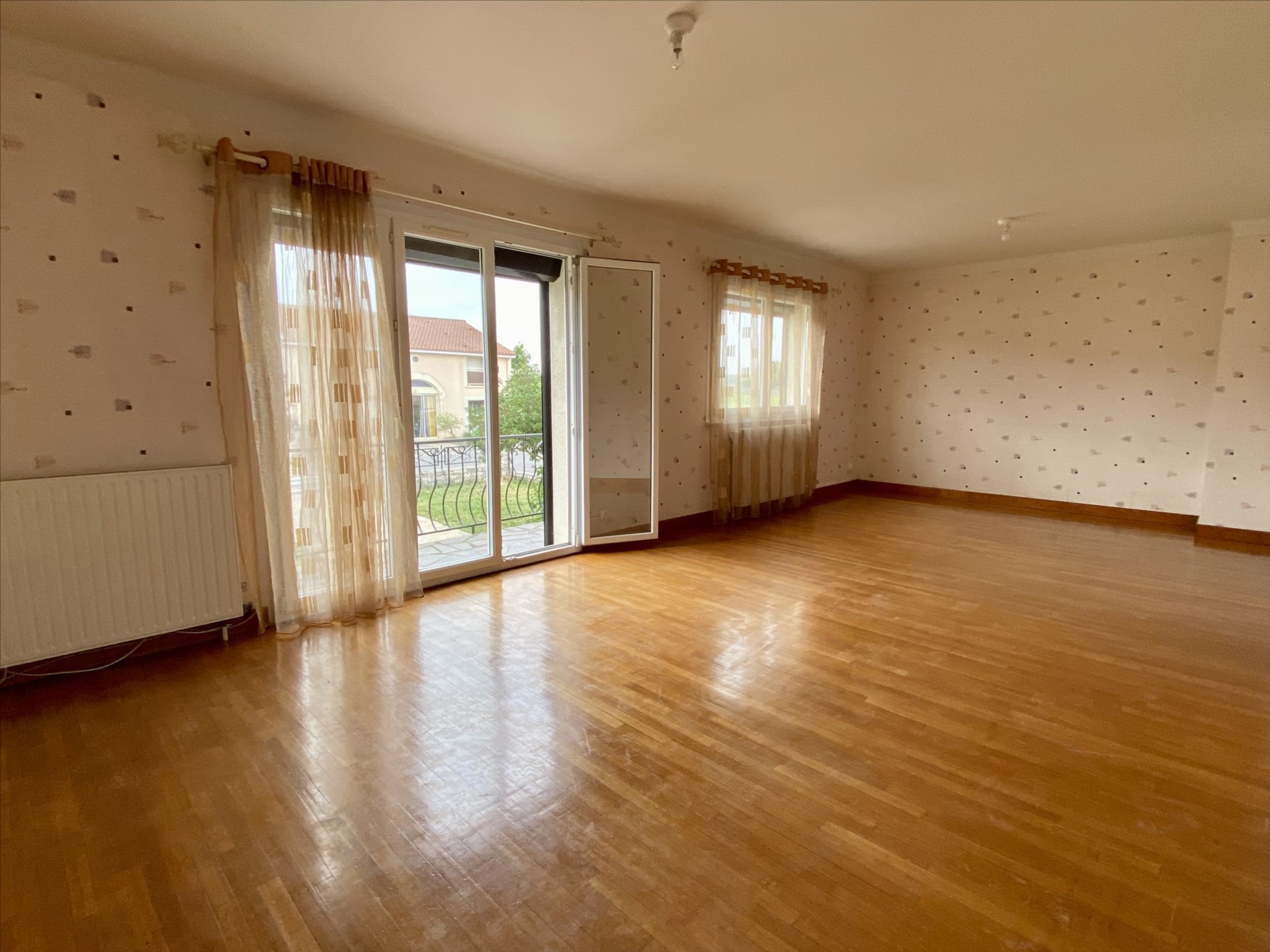 Maison individuelle 7 pièces avec atelier, garage et jardin privatif