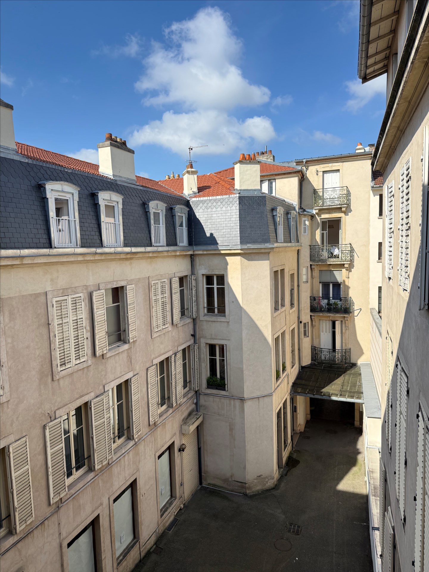 A deux pas de la Place Stanislas de NANCY, 3 pièces de caractère en bon état