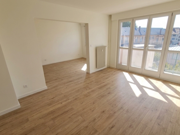 CENTRE – T3 TRAVERSANT – BALCON CAVE PARKING