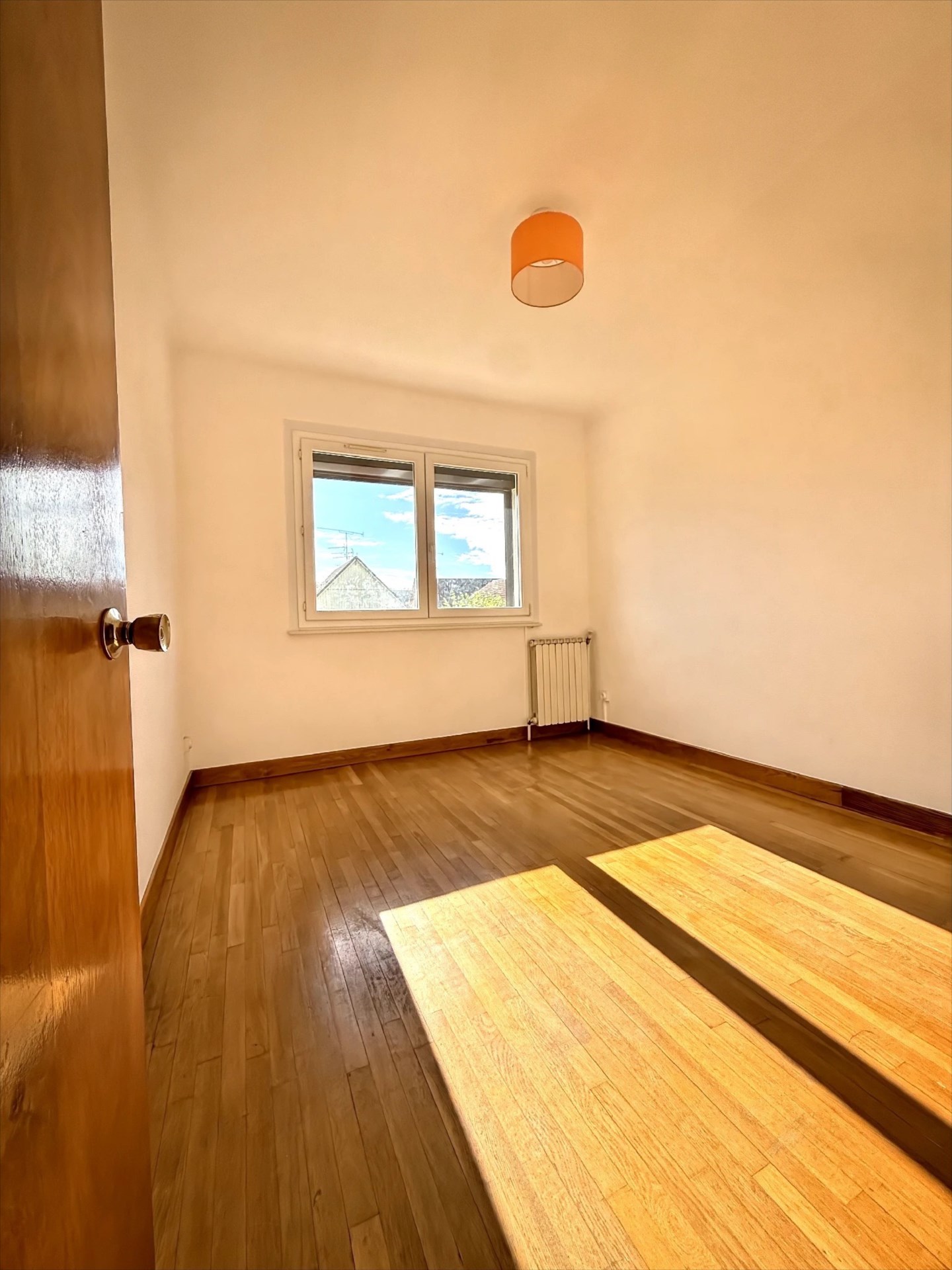 Maison individuelle 7 pièces avec atelier, garage et jardin privatif