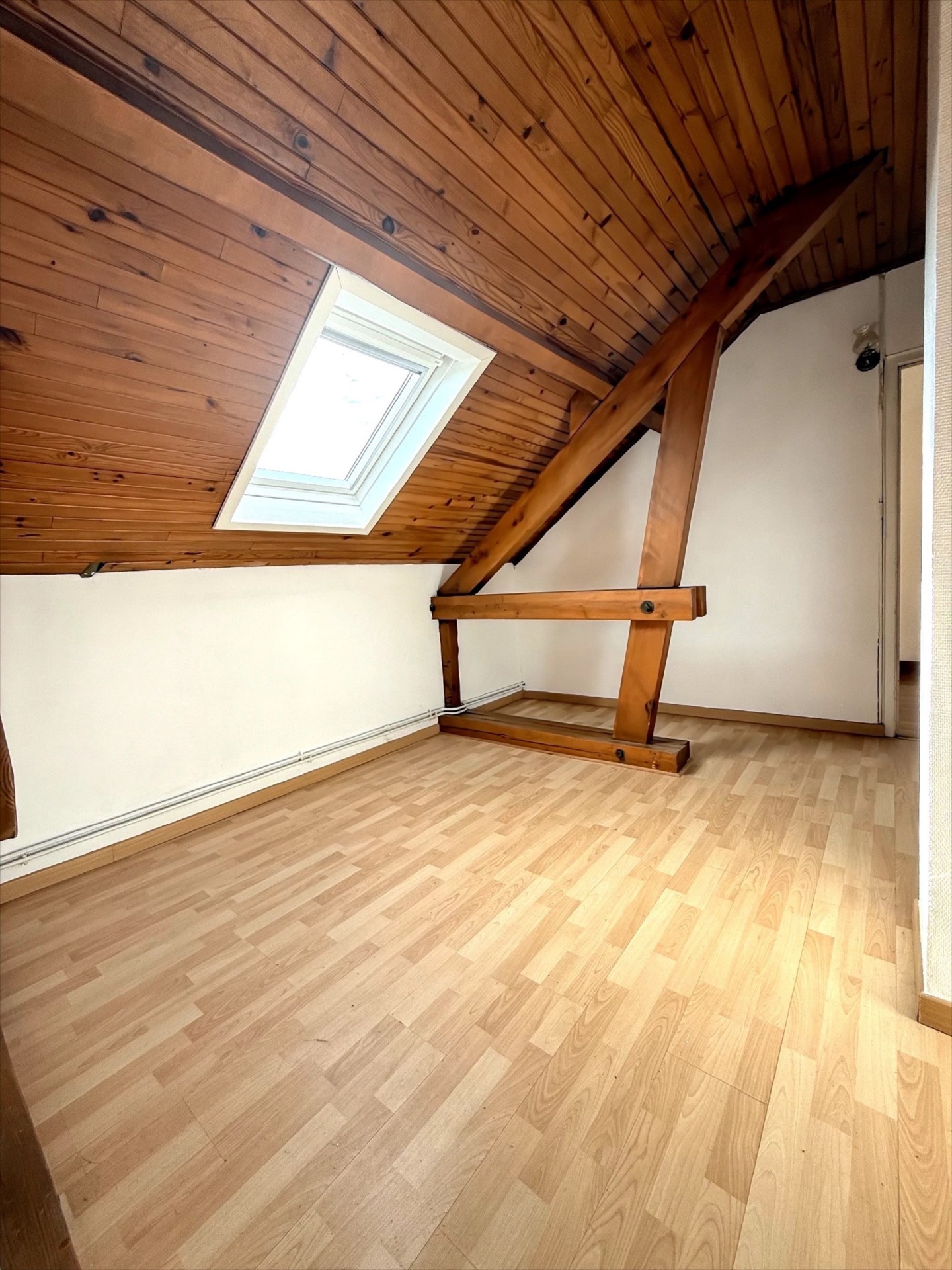 Maison individuelle 7 pièces avec atelier, garage et jardin privatif