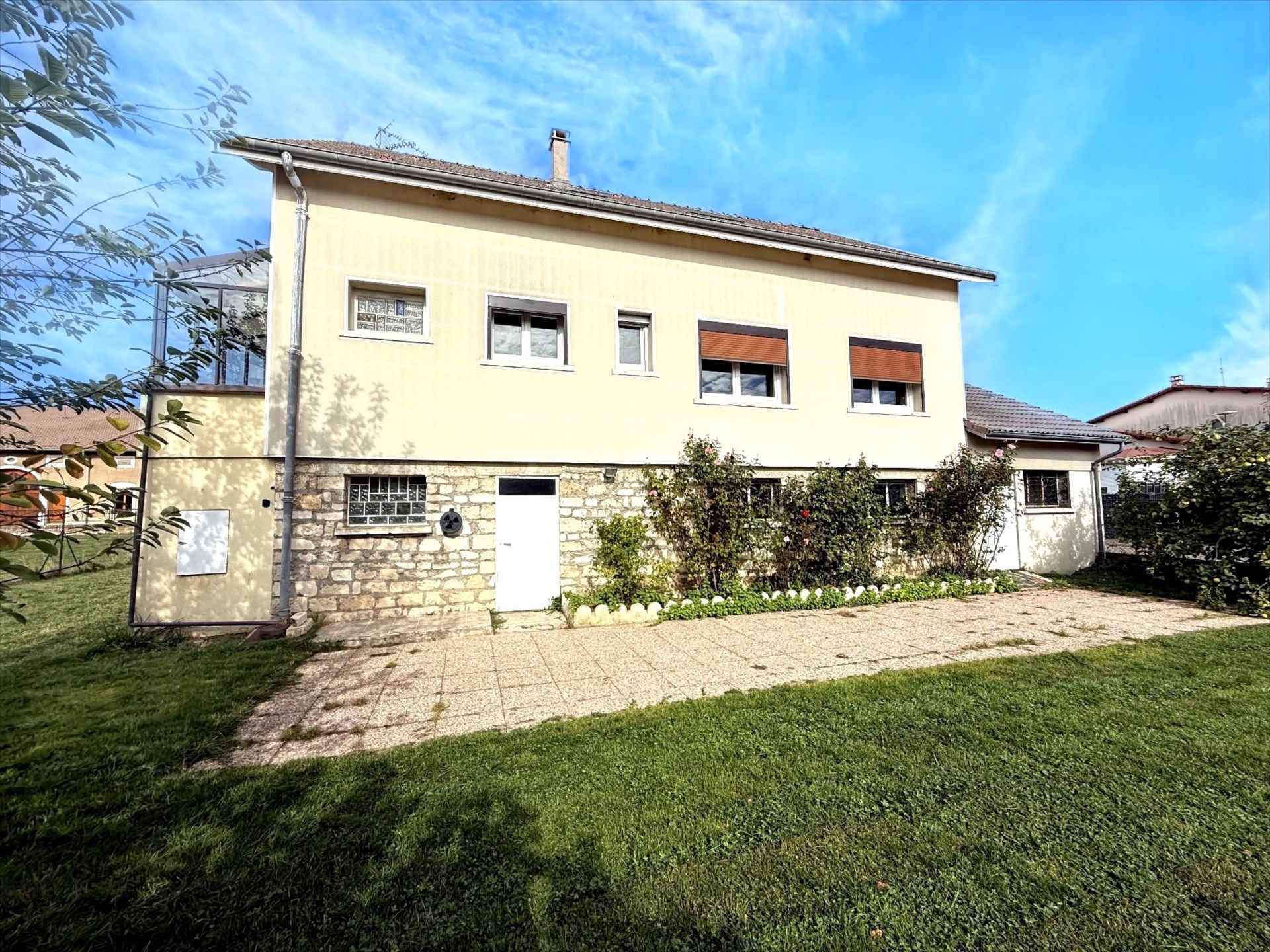 Maison individuelle 7 pièces avec atelier, garage et jardin privatif