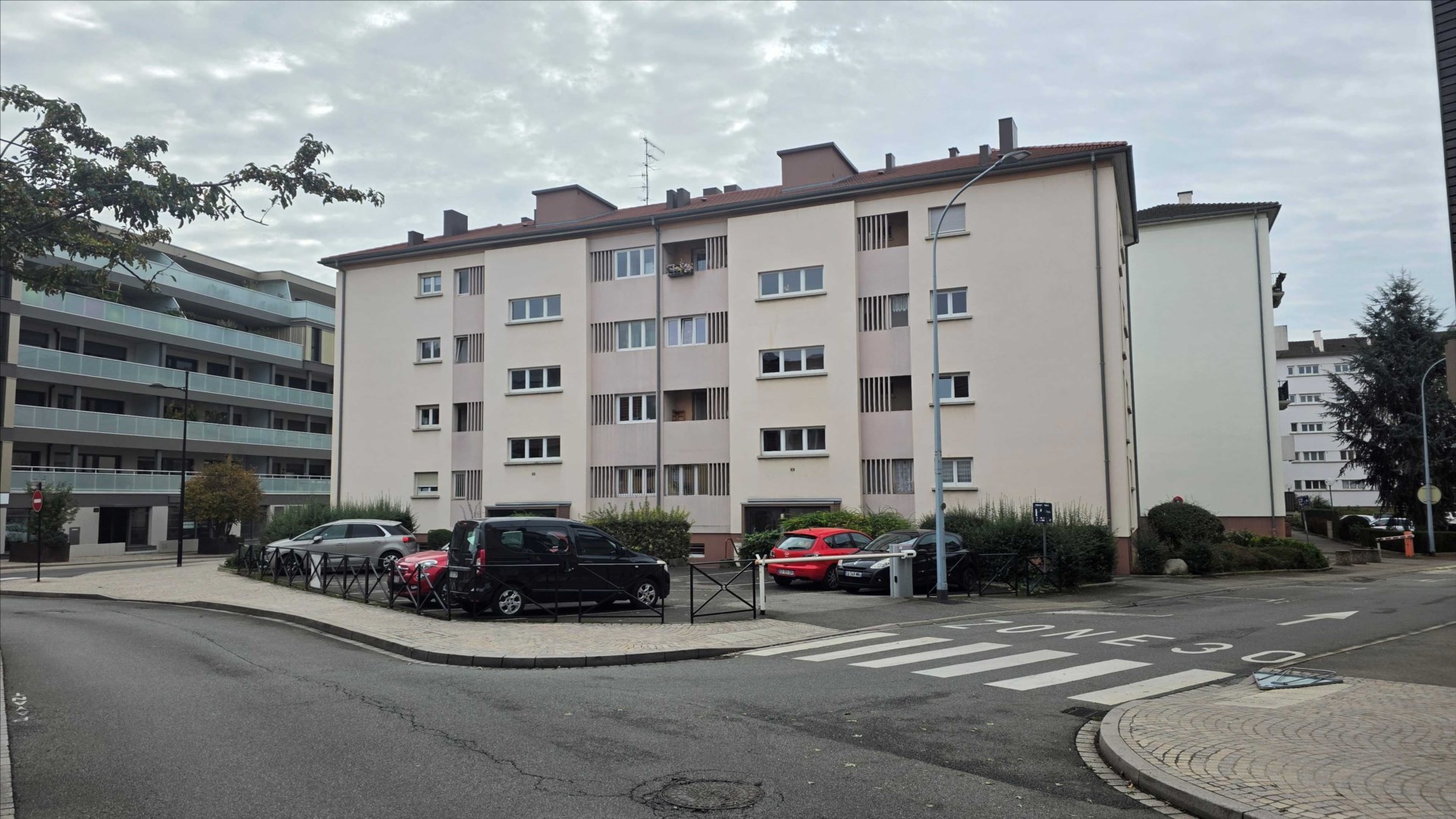 CENTRE – T2 TRAVERSANT AVEC PARKING ET ASCENSEUR