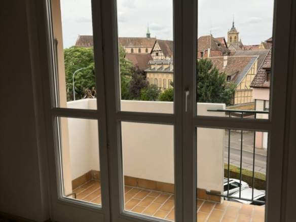 COLMAR CENTRE – F4 TRAVERSANT AVEC BALCON PARKING ET CAVE