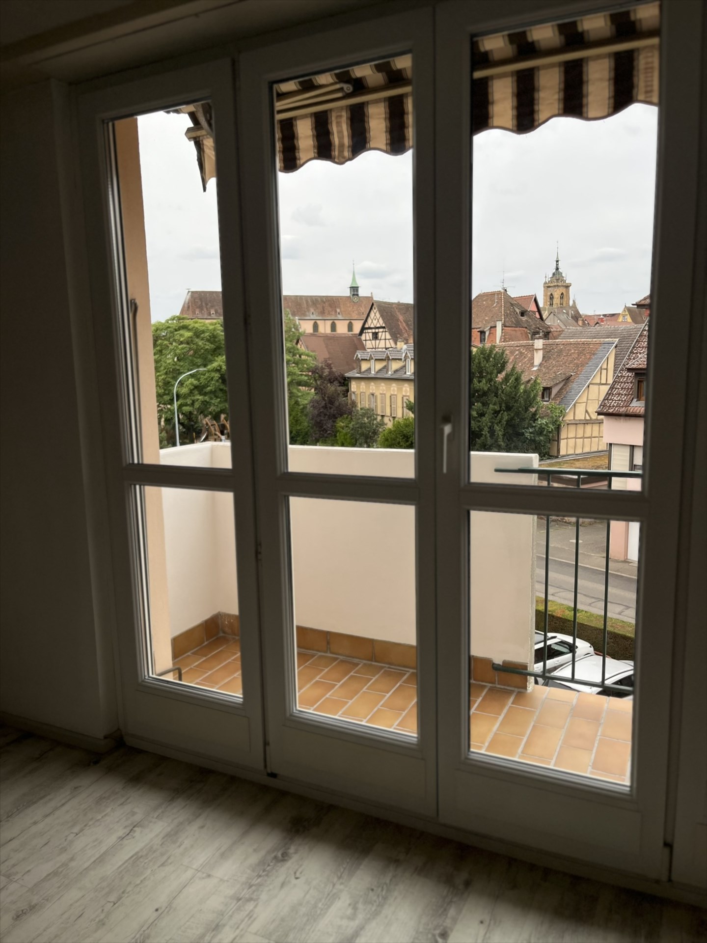 COLMAR CENTRE – F4 TRAVERSANT AVEC BALCON PARKING ET CAVE