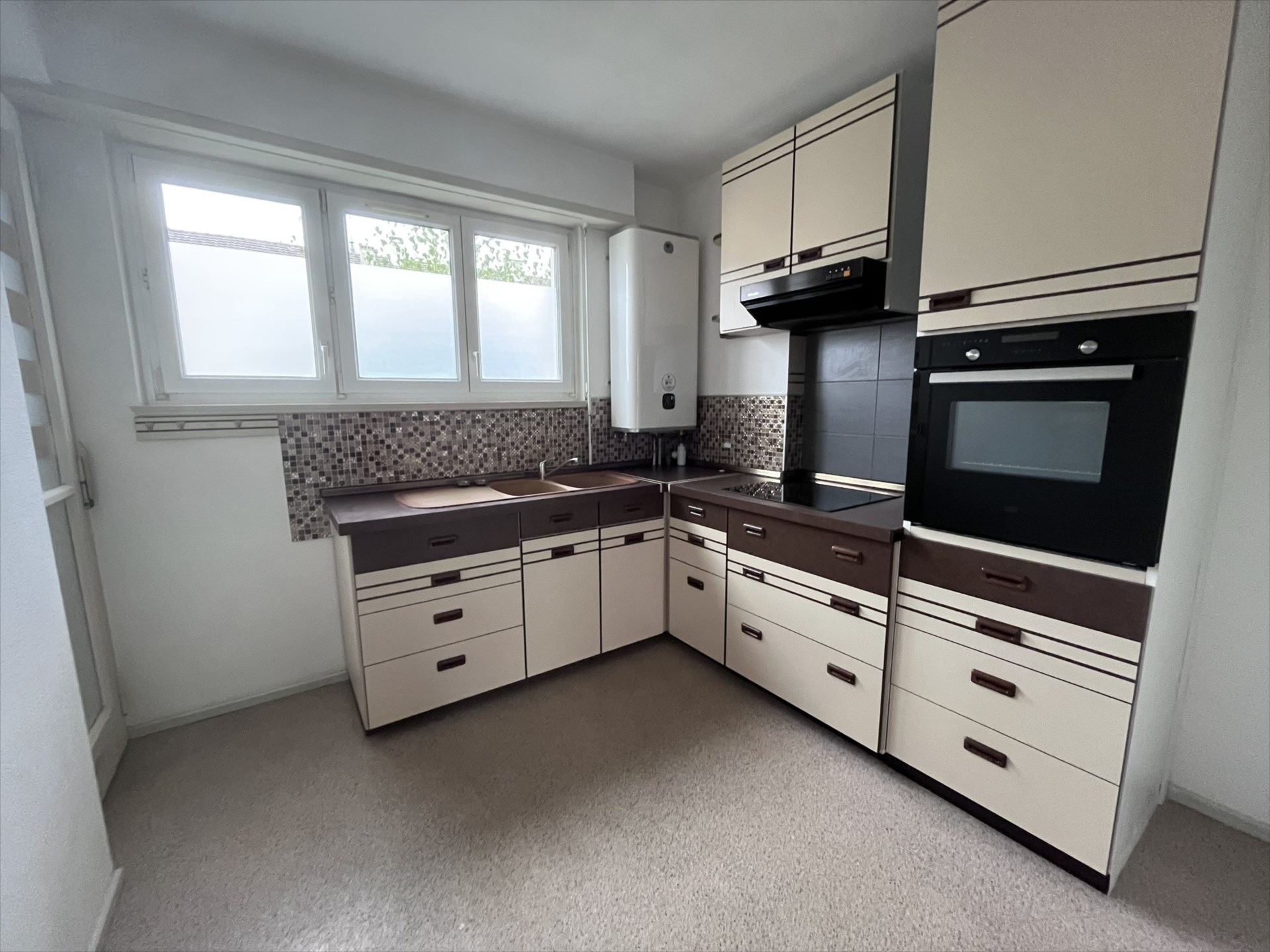 COLMAR CENTRE – F4 TRAVERSANT AVEC BALCON PARKING ET CAVE
