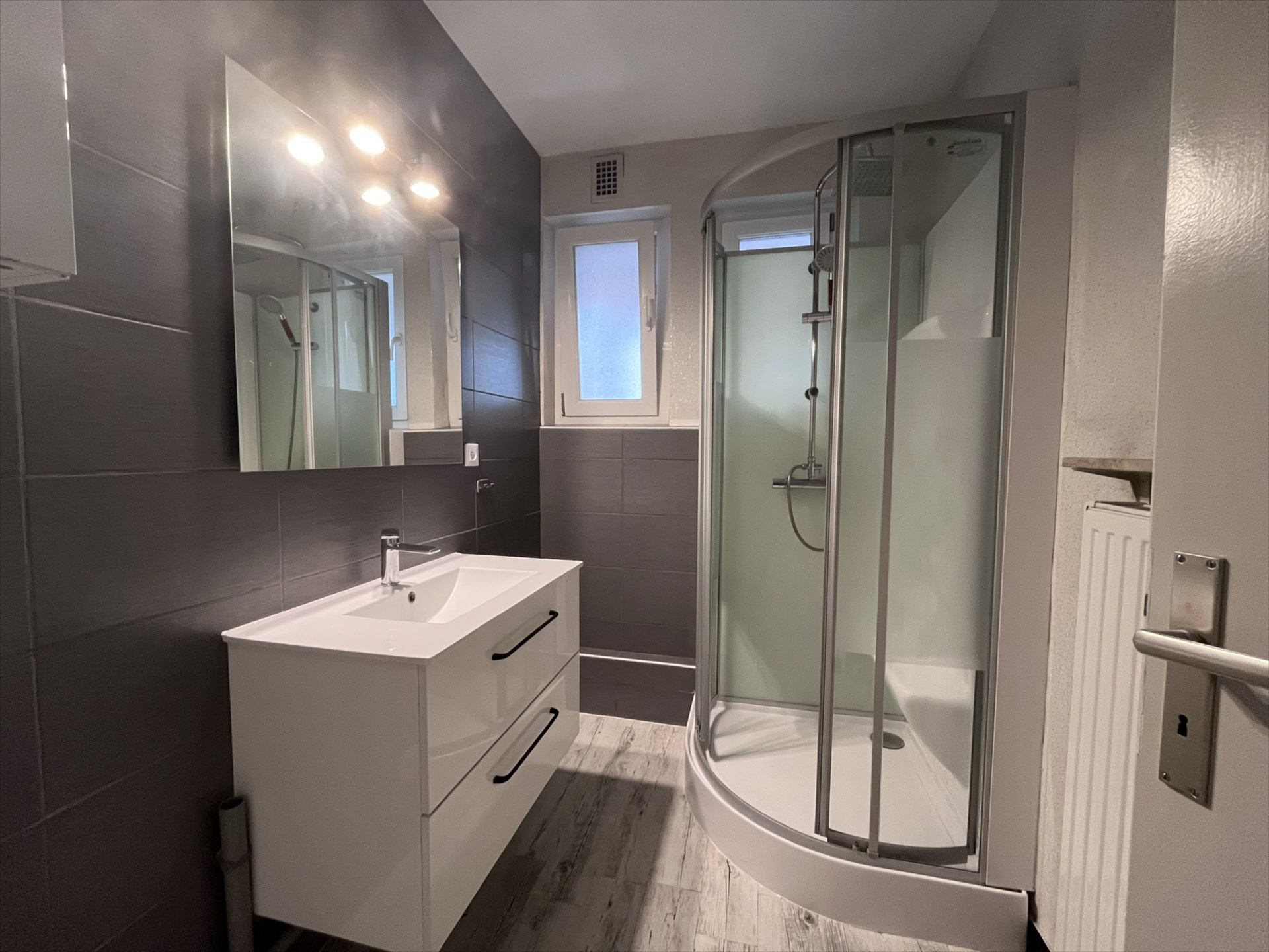 COLMAR CENTRE – F4 TRAVERSANT AVEC BALCON PARKING ET CAVE
