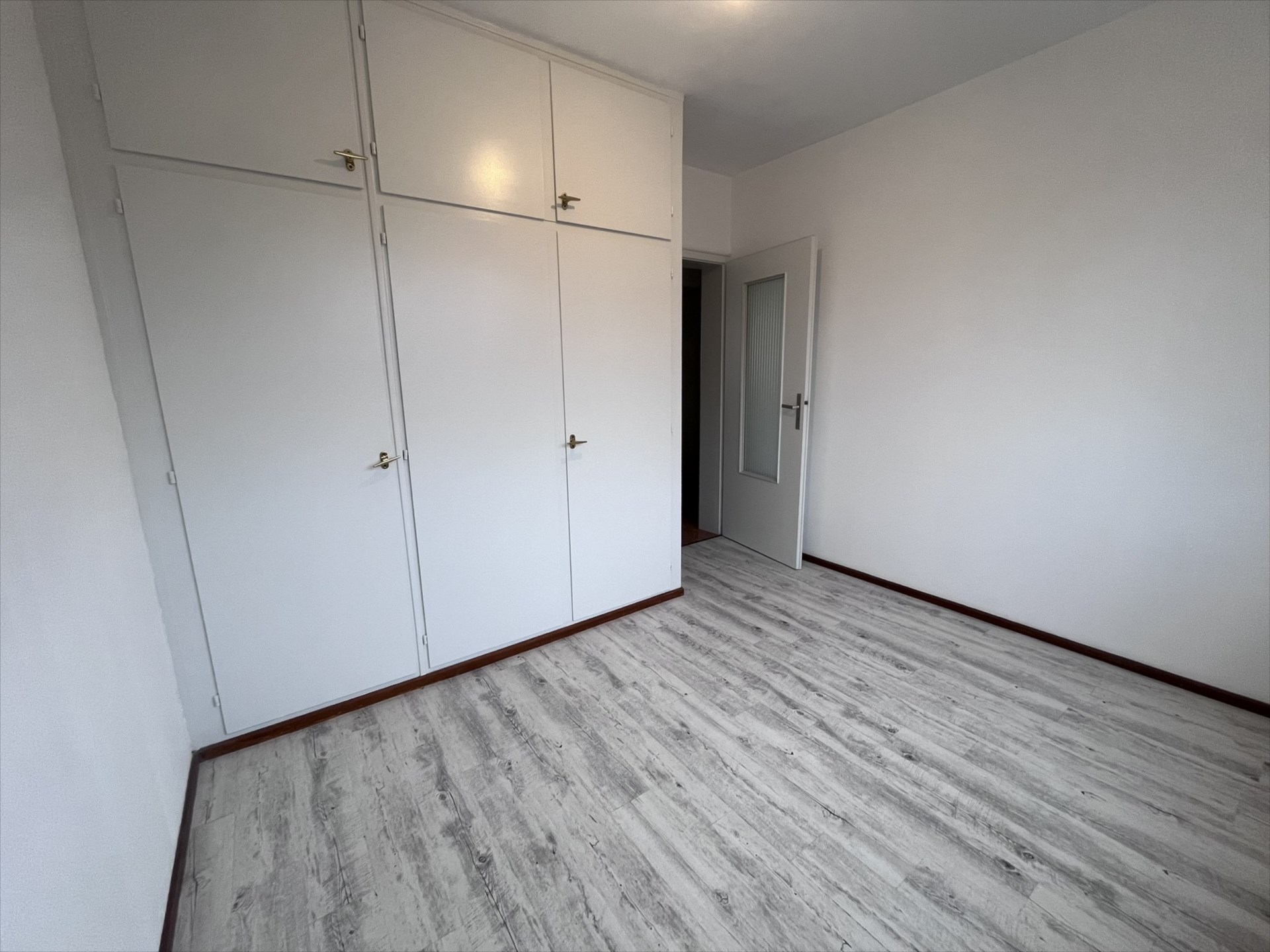 COLMAR CENTRE – F4 TRAVERSANT AVEC BALCON PARKING ET CAVE