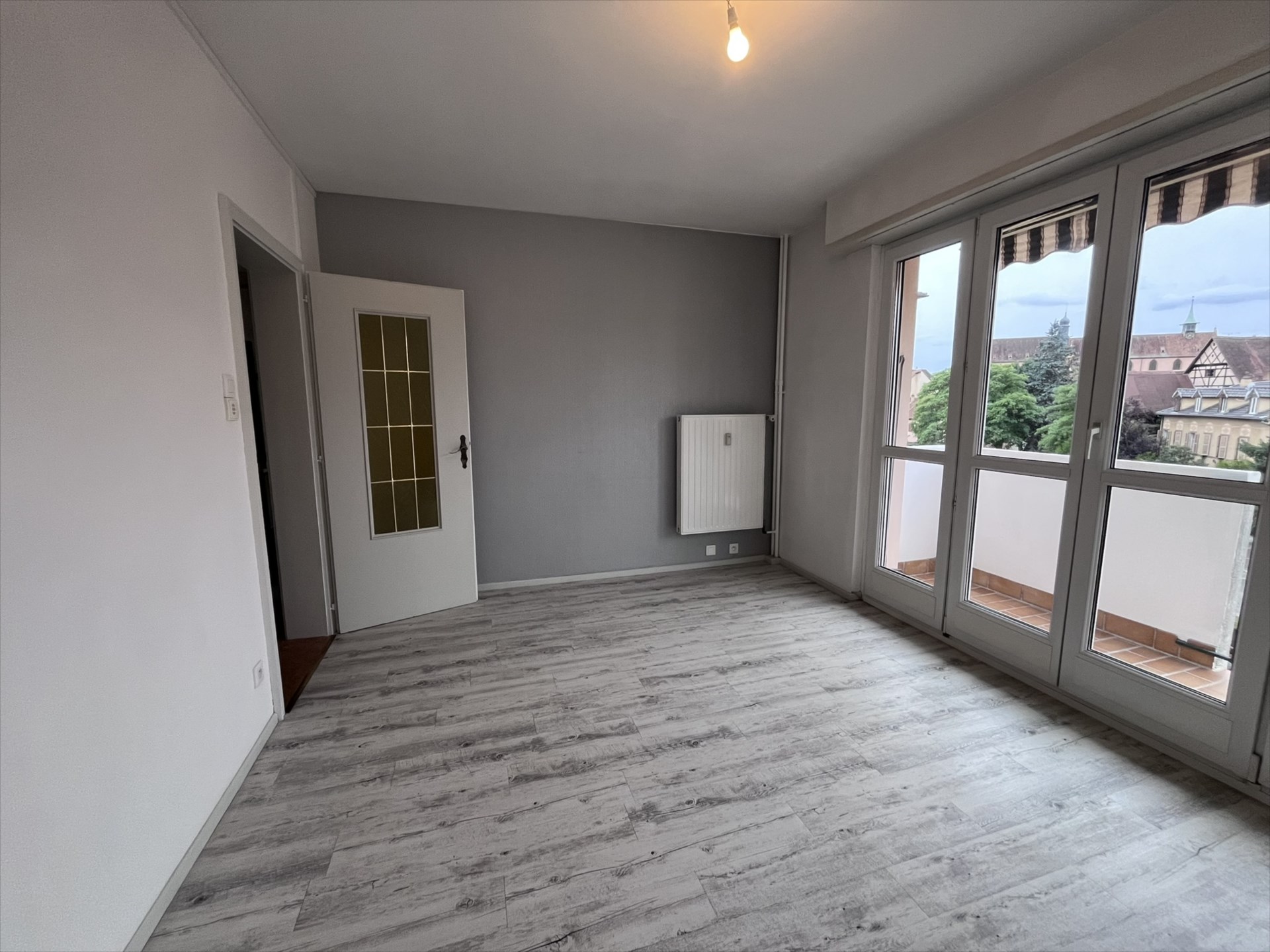COLMAR CENTRE – F4 TRAVERSANT AVEC BALCON PARKING ET CAVE